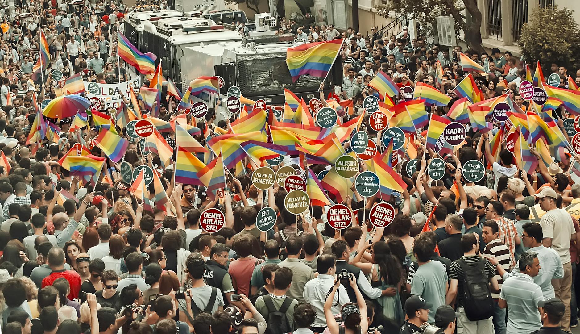 Pride in London parade met regenboogvlaggen