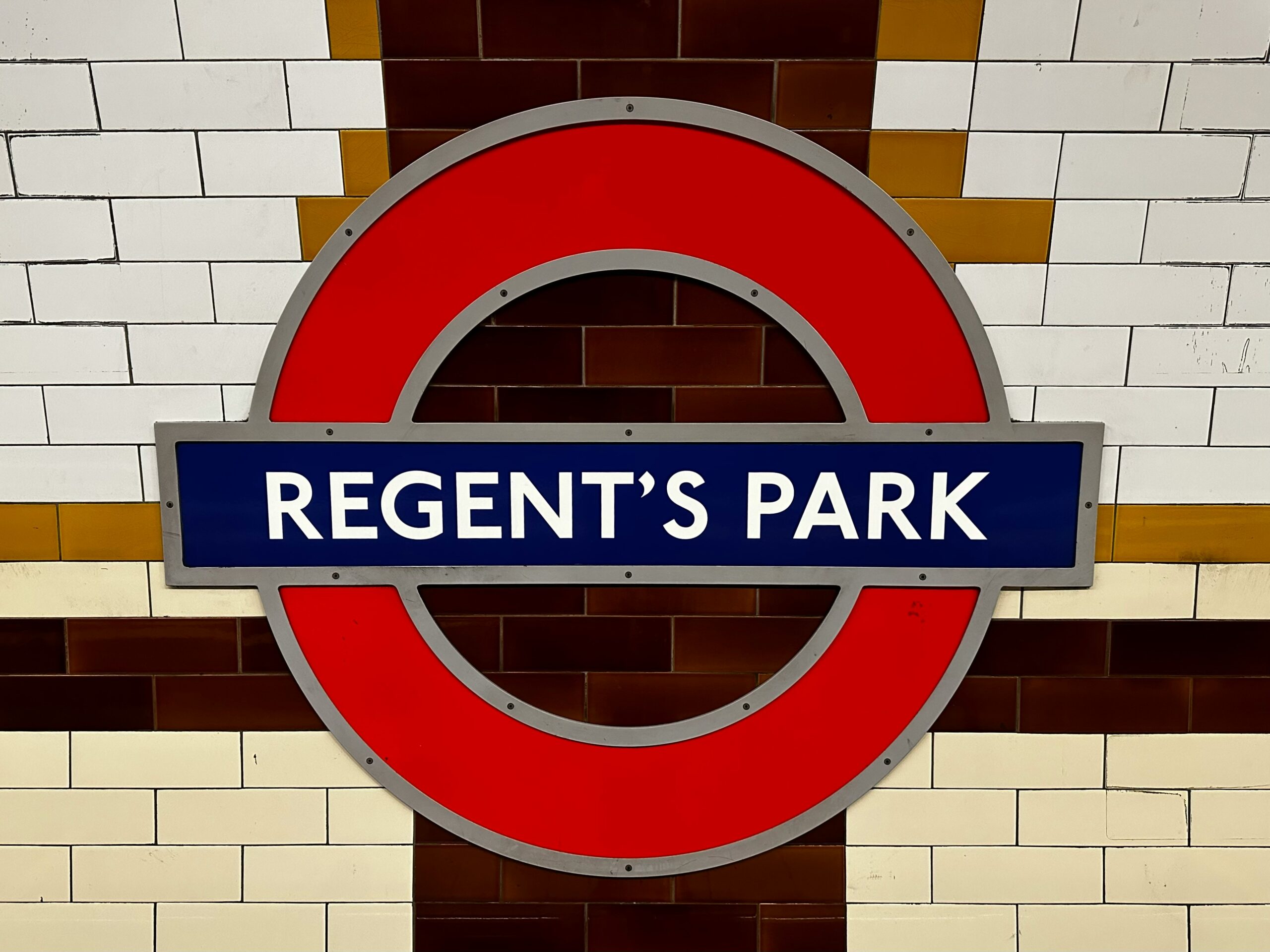 Het London Underground bordje van Regent's Park station met rood-wit-goud tegels