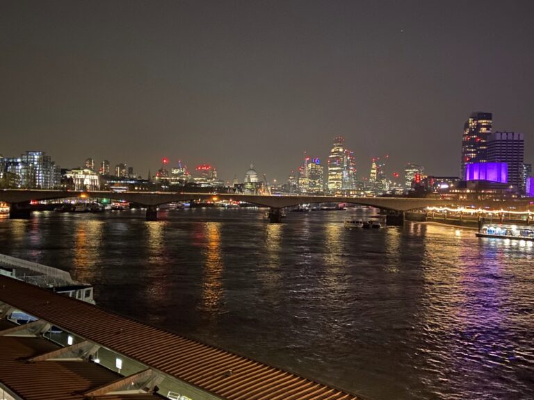 Breed nachtzicht over de Theems vanuit de South Bank met Blackfriars Bridge en de verlichte City-skyline van Londen op de achtergrond
