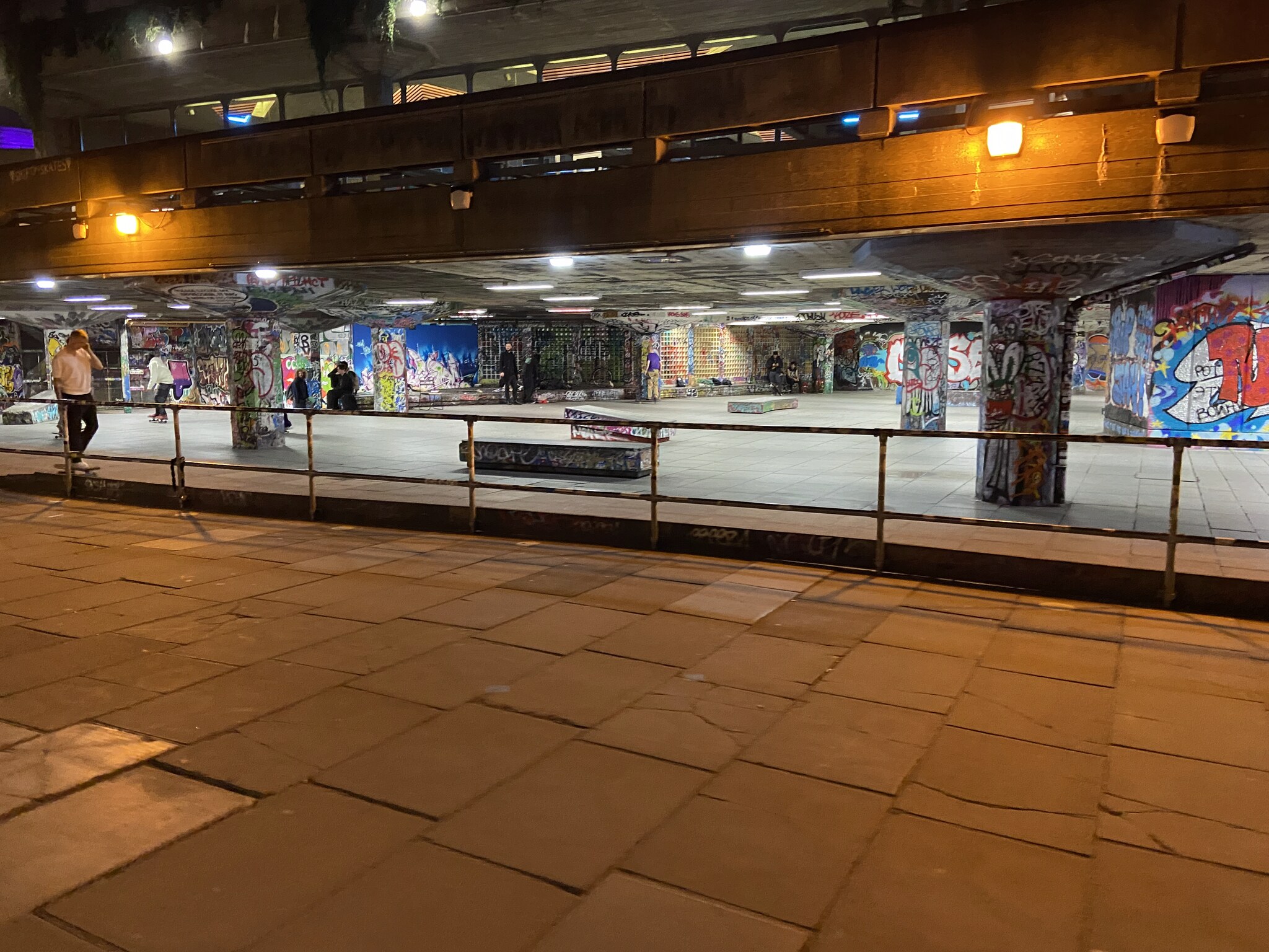 Het Southbank Undercroft skatepark bij nacht — de iconische skate- en graffiti-ruimte onder het Queen Elizabeth Hall in Londen