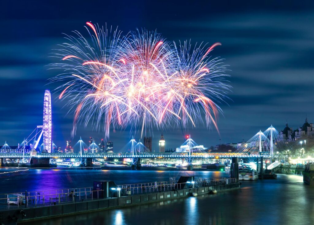 Vuurwerk boven Londen bij nacht
