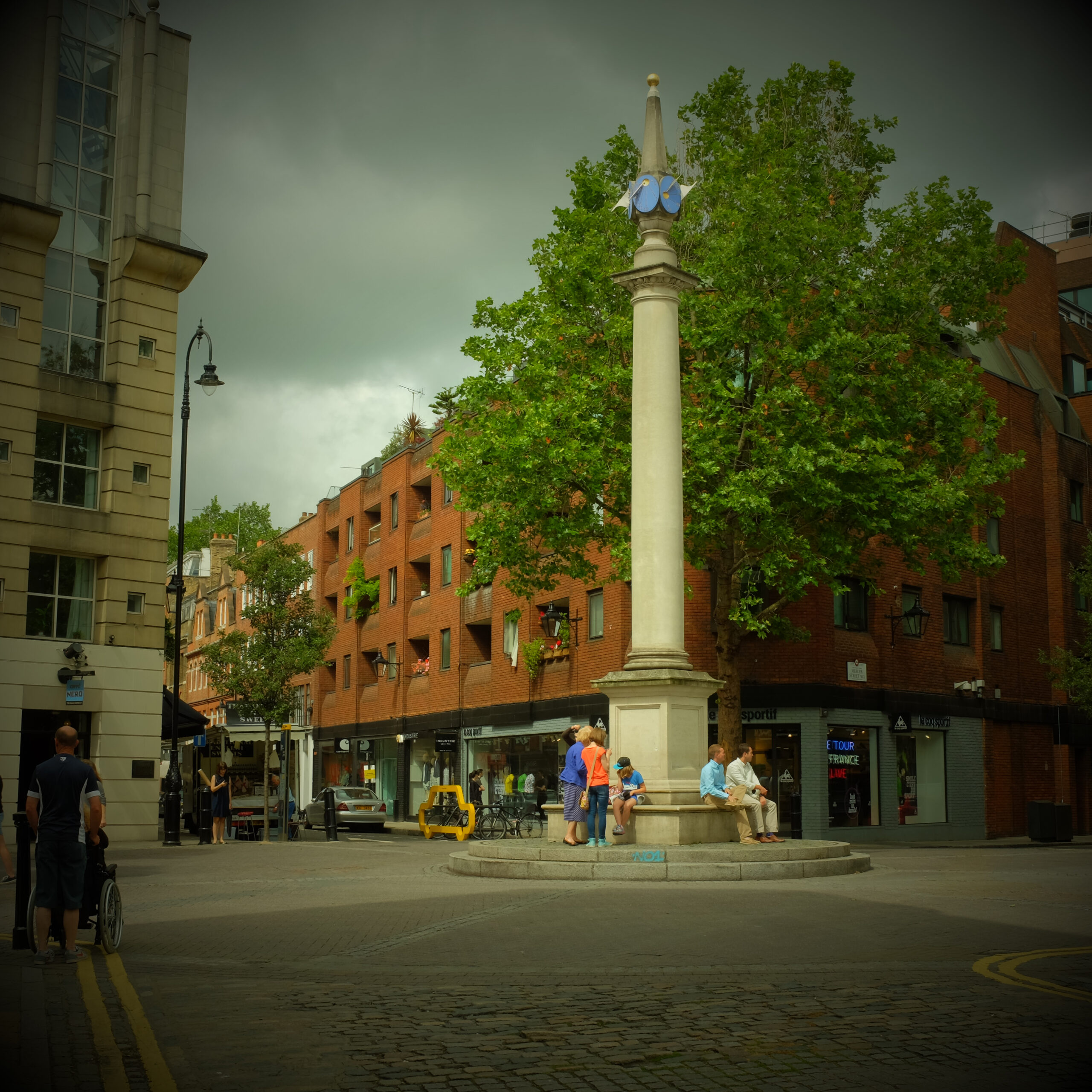 Het Seven Dials-kruispunt in Covent Garden met de iconische zonnewijzer-zuil
