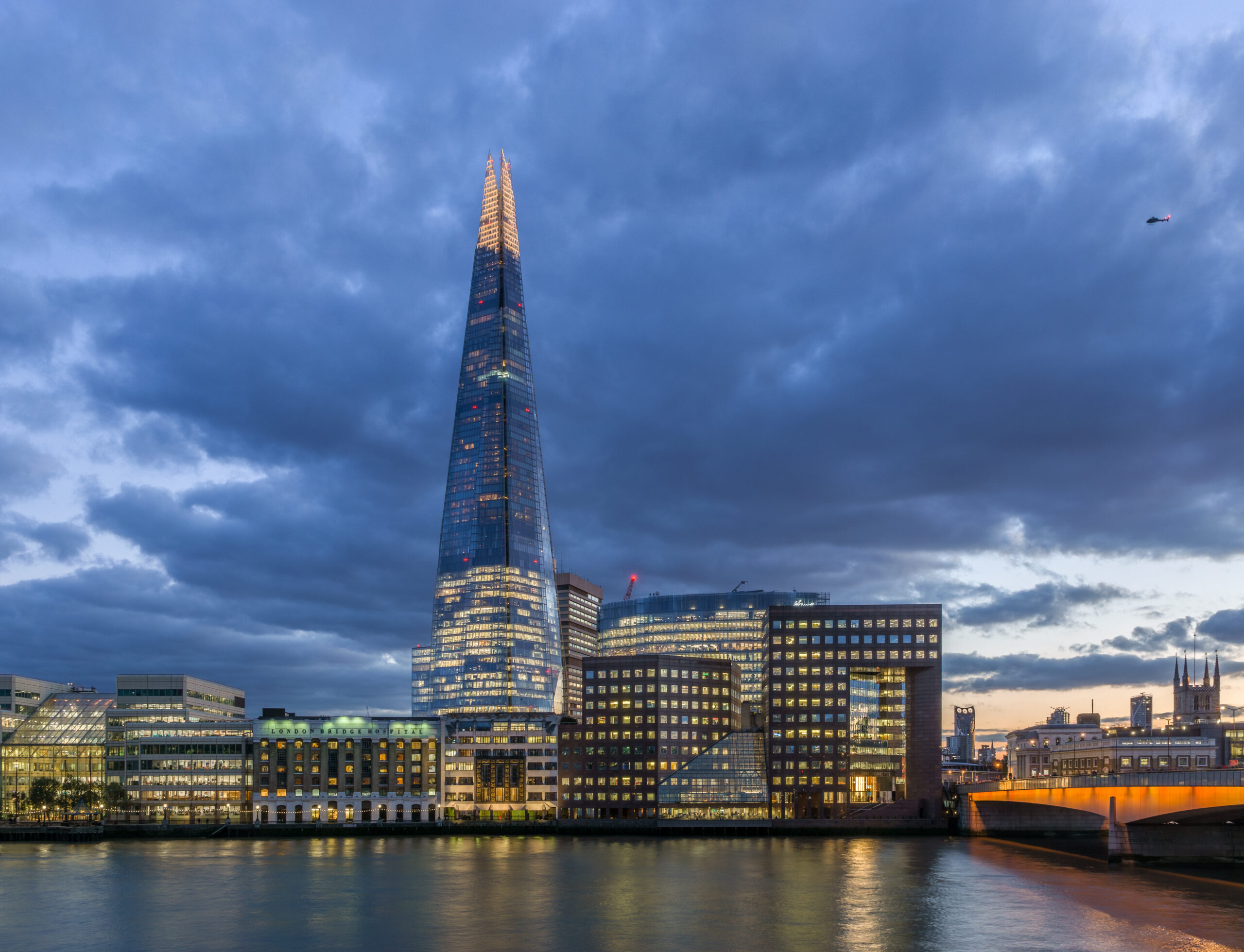 De glazen torenspits van The Shard kleurt warm bij zonsondergang