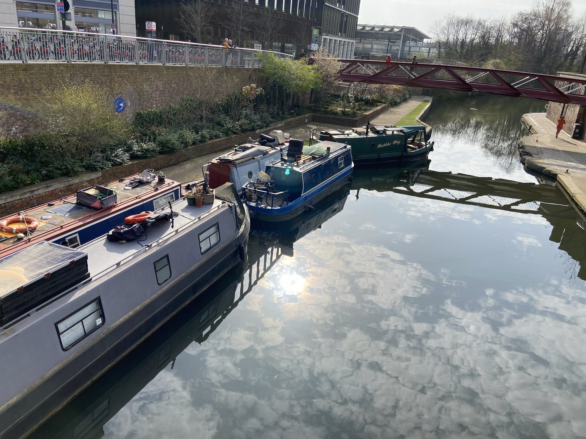De Regent's Canal bij Kings Cross met narrowboats en het Coal Drops Yard op de achtergrond
