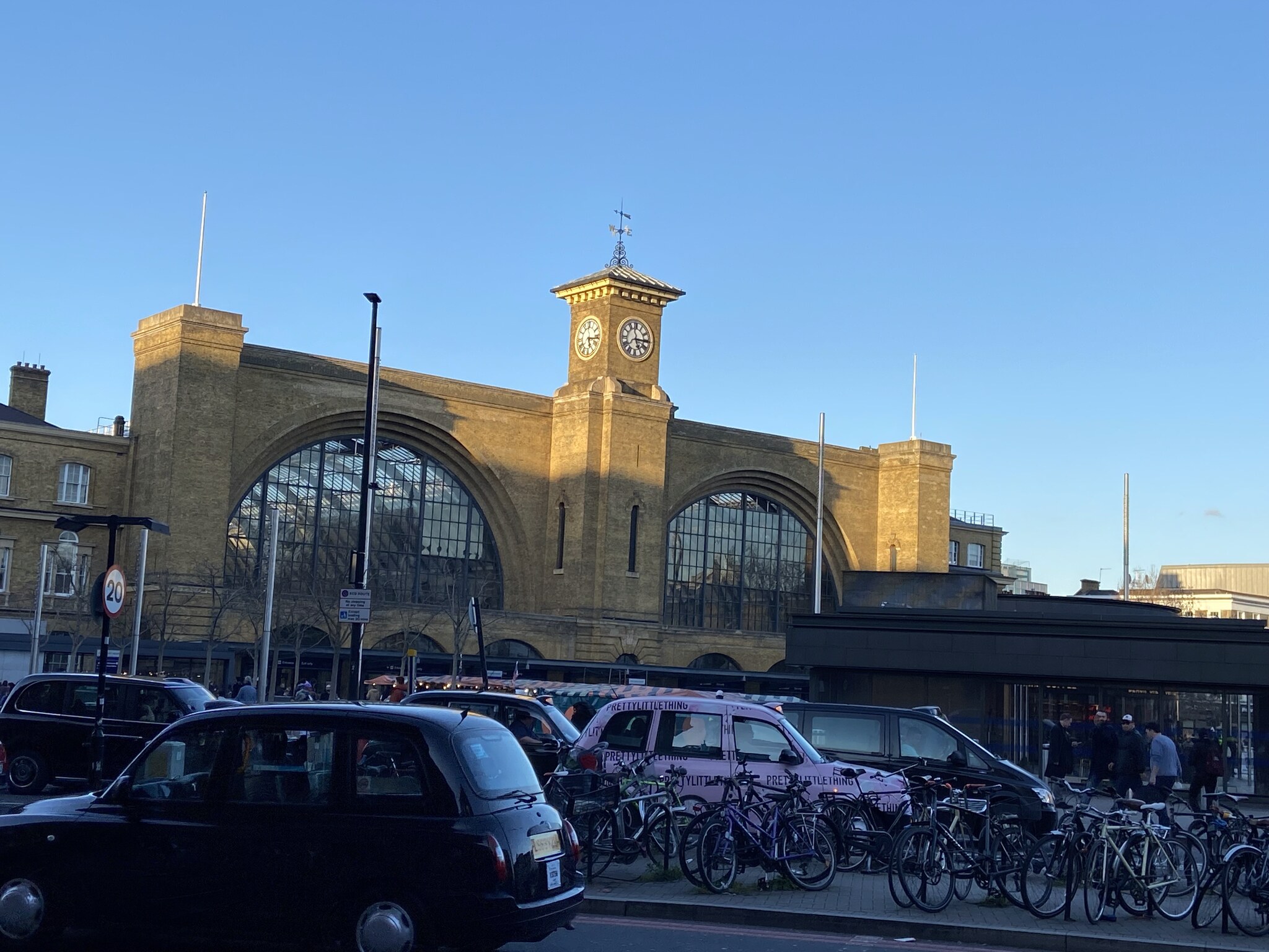 De Victoriaanse rode bakstenen gevel van Kings Cross station met het klassieke stationsgebouw