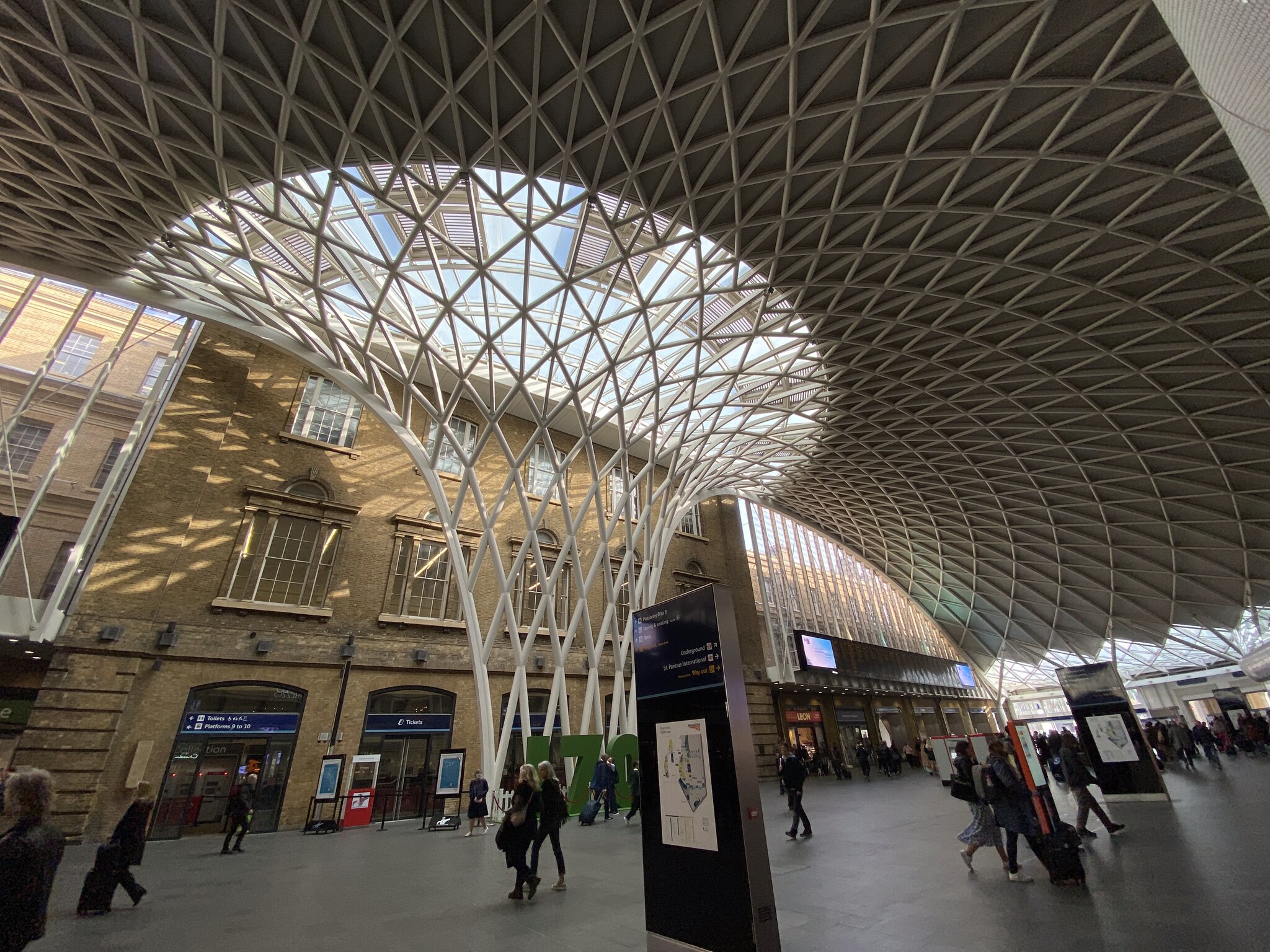 De spectaculaire witte waaierconstructie van het nieuwe Kings Cross-station interieur