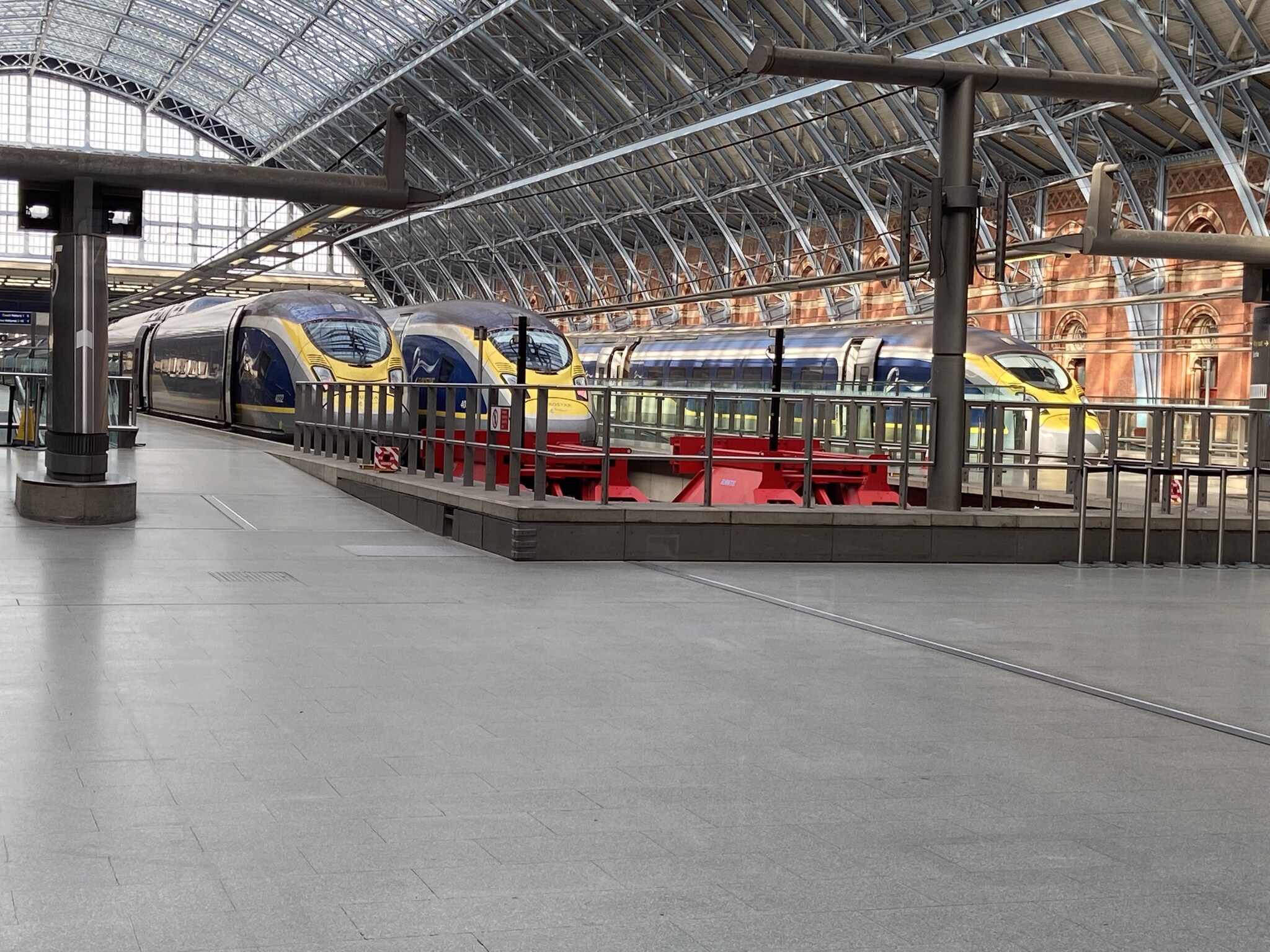 Een Eurostar-trein onder de gotische bakstenen bogen van St Pancras International