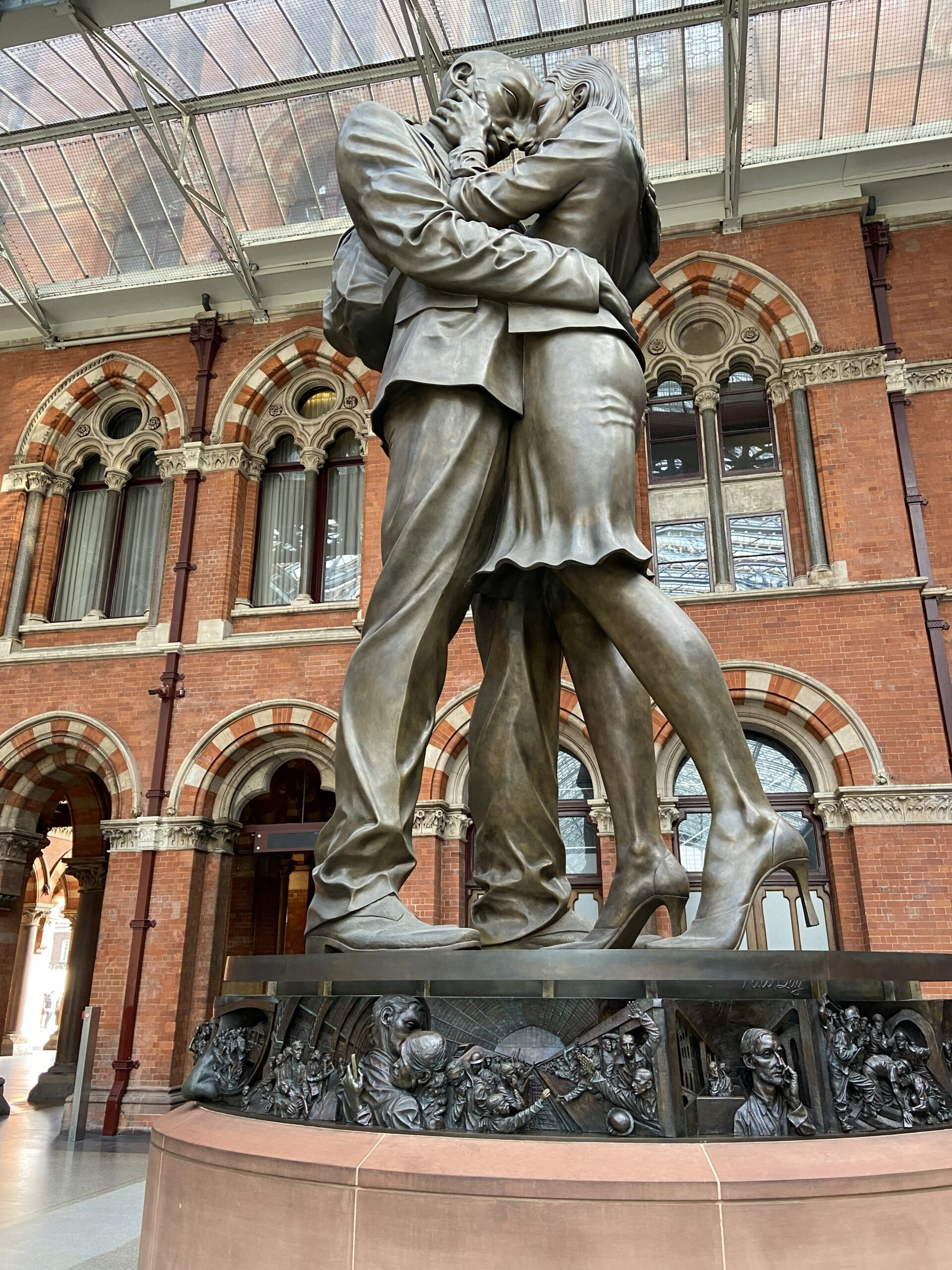 The Meeting Place — het negen meter hoge bronzen beeld van Paul Day in St Pancras International