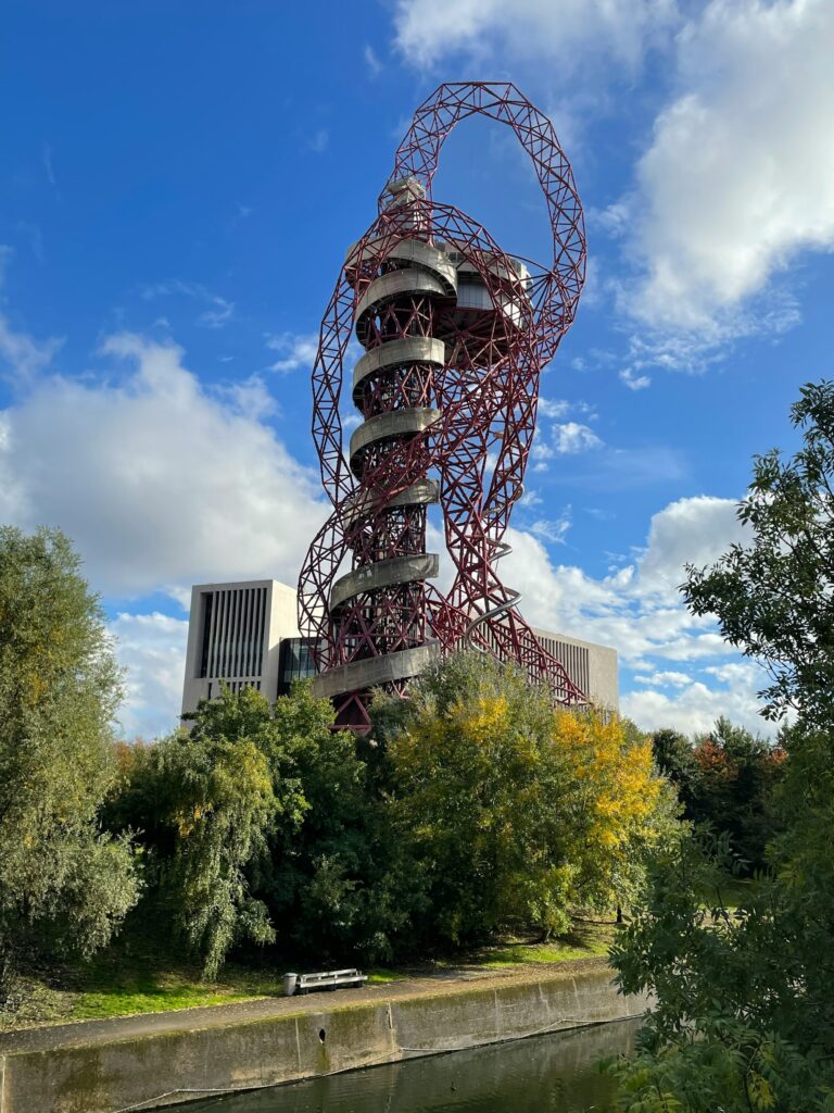 De rode ArcelorMittal Orbit in het Queen Elizabeth Olympic Park