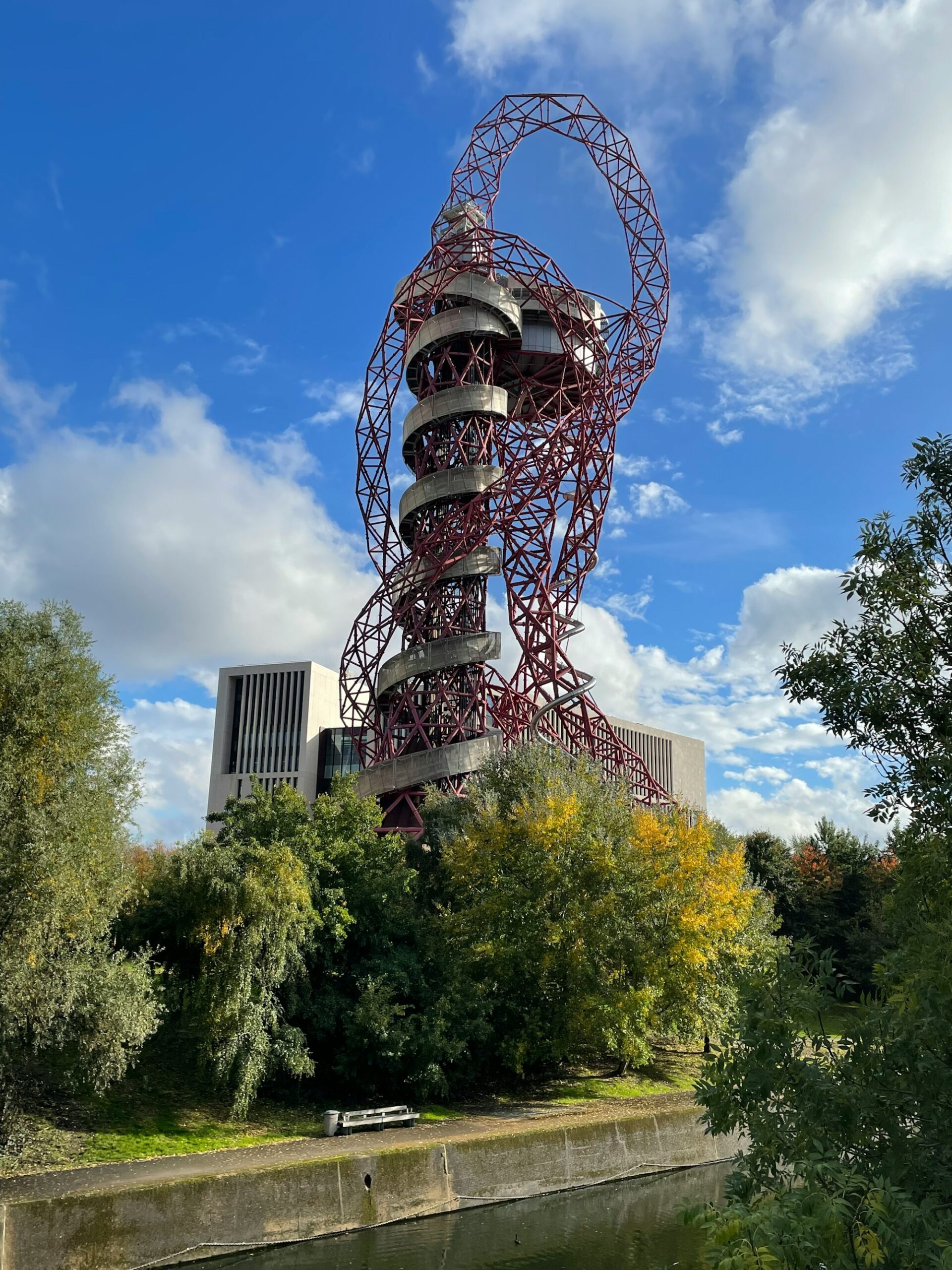 De rode ArcelorMittal Orbit in het Queen Elizabeth Olympic Park