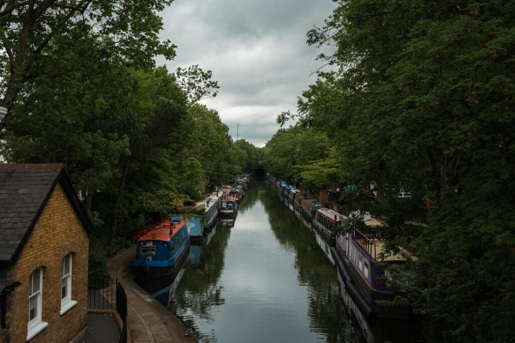 Narrowboats langs het kanaal bij Little Venice