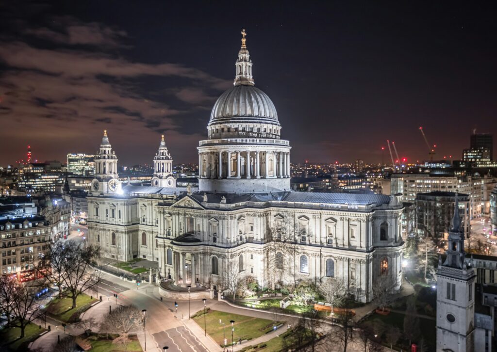 St Paul’s Cathedral bij avond, gezien van bovenaf