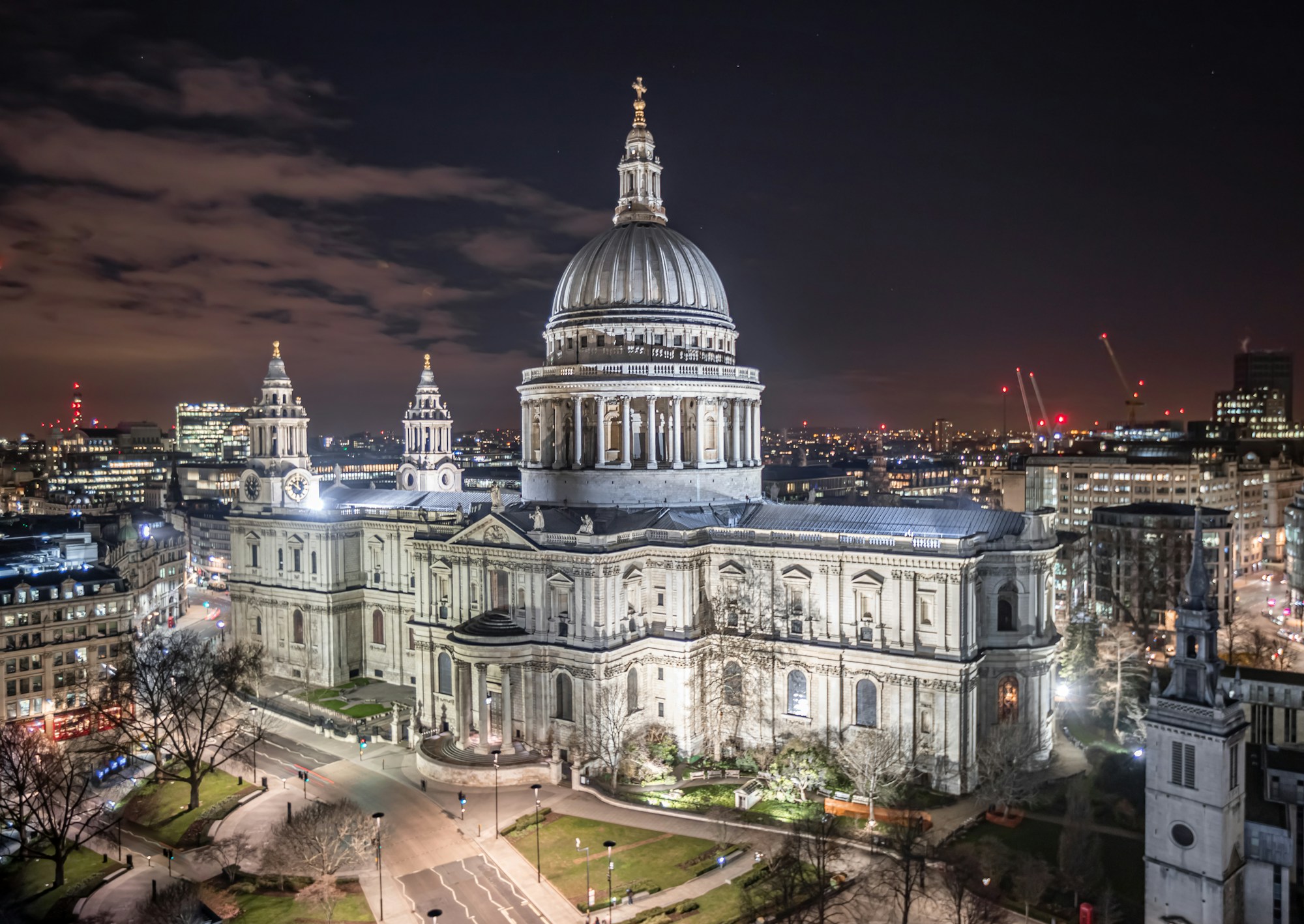 St Paul’s Cathedral bij avond, gezien van bovenaf